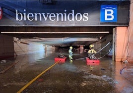 Los bomberos salmantinos, en el interior del parking de Bonaire.