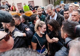 La Reina Letizia trata de consolar a una mujer afectada por la tragedia