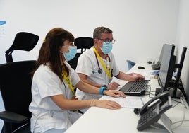 Dos urgenciólogos en el Hospital de Salamanca.