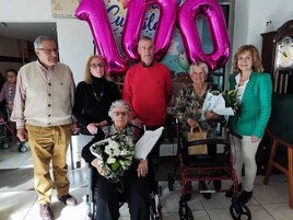 Felisa, sentada, y Josefina, segunda por la derecha, tras recibir el homenaje del Ayuntamiento.