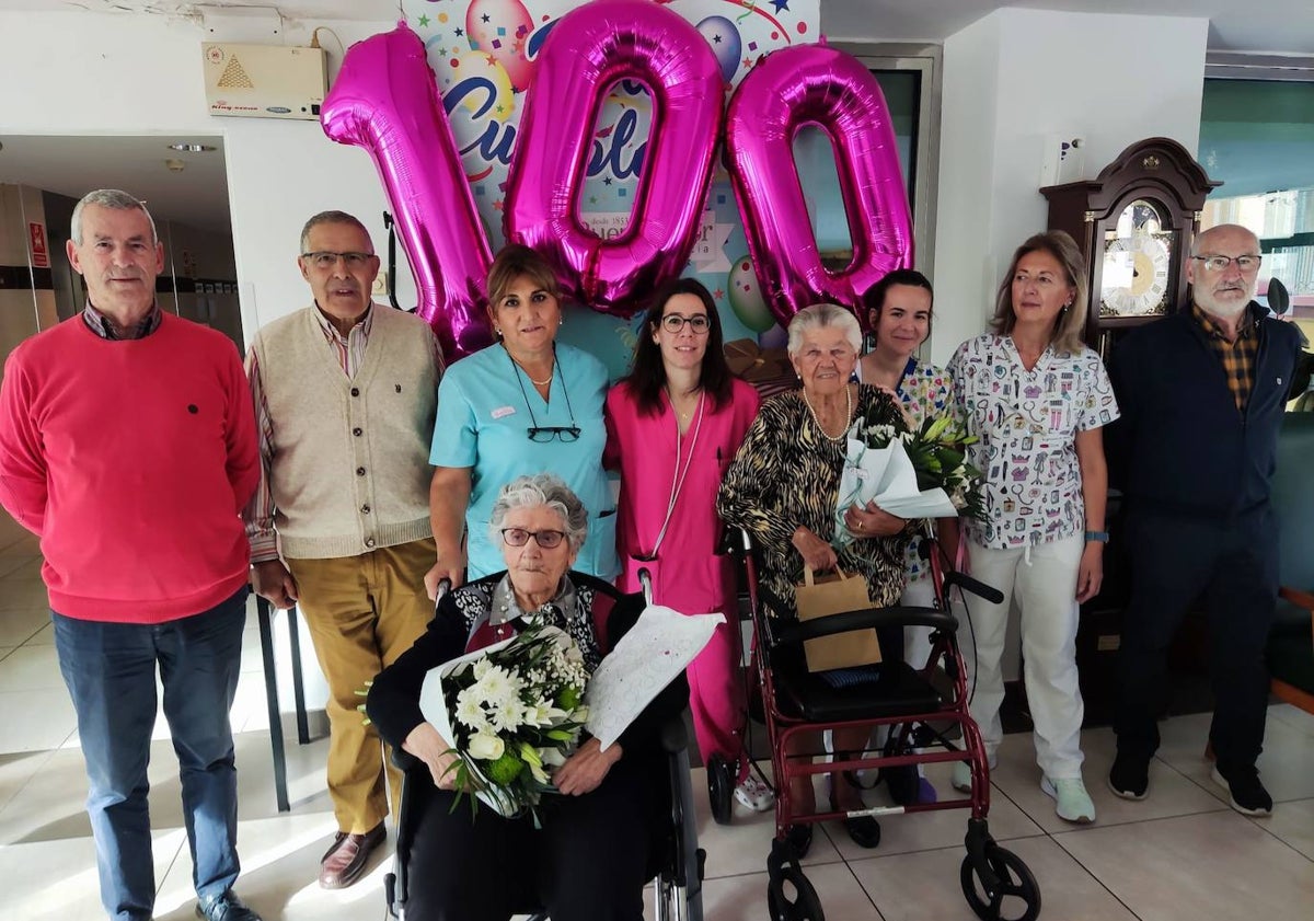 Imagen principal - Momentos de la celebración del cumpleaños de ambas centenarias.