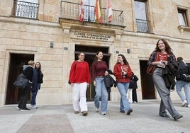 Jóvenes norteamericanas saliendo de los Cursos Internacionales de la Universidad de Salamanca.