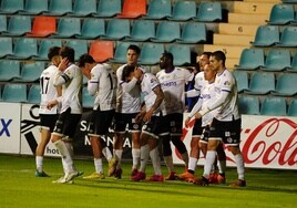 Los futbolistas del Salamanca UDS celebran el tanto de Caramelo en la Copa.