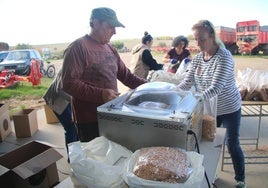 Los voluntarios en Aldeatejada preparando el envío solidario de garbanzos a Valencia.