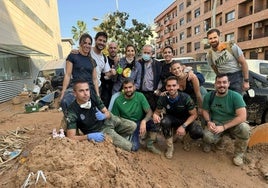 Alberto Miguel junto a compañeros y voluntarios, entre ellos Paz Padilla en Paiporta.