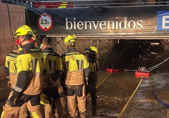 Efectivos de la Diputación de Salamanca, trabajando en el parking del centro comercial Bonaire.