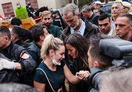 El Rey Felipe VI y el presidente de la Generalitat valenciana, Carlos Mazón, durante su visita a una zona afectada por la DANA.