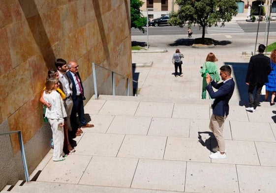 Rodri, realizando una foto a su familia en una de sus visitas a Salamanca.