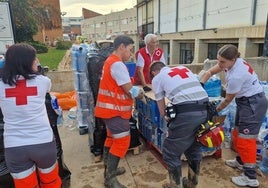 Voluntariado de Cruz Roja Salamanca ayudando a descargar agua en las zonas afectadas.