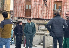 El actor, en un descanso del rodaje en la plaza de Nicomedes Martín Mateos de Béjar (frente al Museo Mateo Hernández).