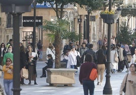 Decenas de salmantinos por la calle Toro.