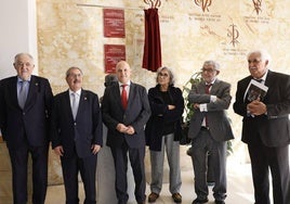 Juan Agustín Moro y Rafael Mozo posan junto a otros miembros de la comunidad universitaria.