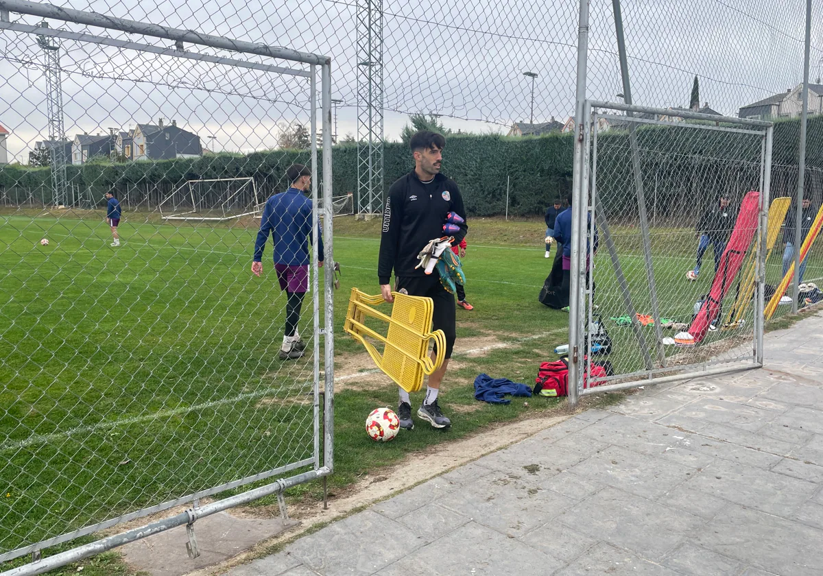 Jon Villanueva abandona el Tori una vez completado el entrenamiento de este viernes.