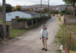 El edil Roberto Rodríguez en el camino del Pinar.