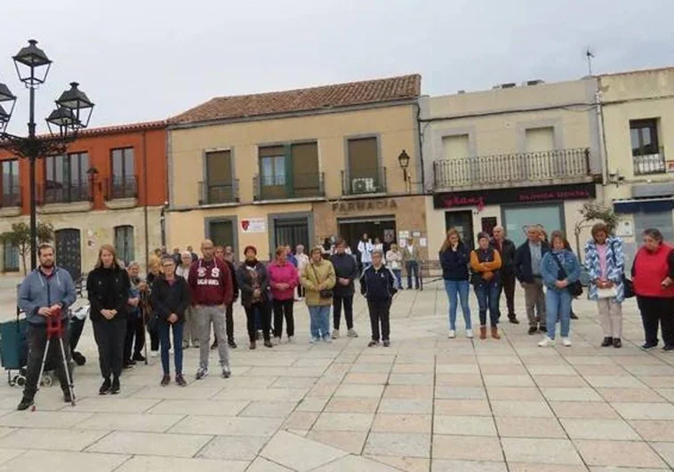 Minuto de silencio en la plaza de España de Cantalpino.