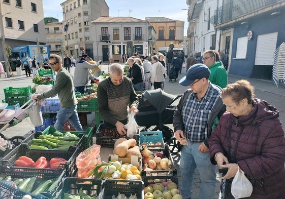 Venta ambulante en el mercado de frutas y verduras de Guijuelo que se celebra los sábados en la plaza de Julián Coca.