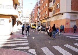 Una ambulancia del Sacyl y la Policía Local en la calle Pardo Bazán, donde se ha producido el incendio.