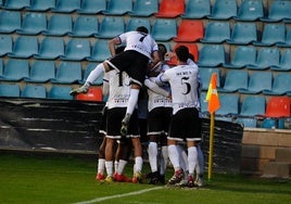 Los jugadores del Salamanca UDS celebran el tanto de Juancho.