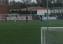 Momento en el que uno de los delegados se mete en el campo para increpar al colegiado.