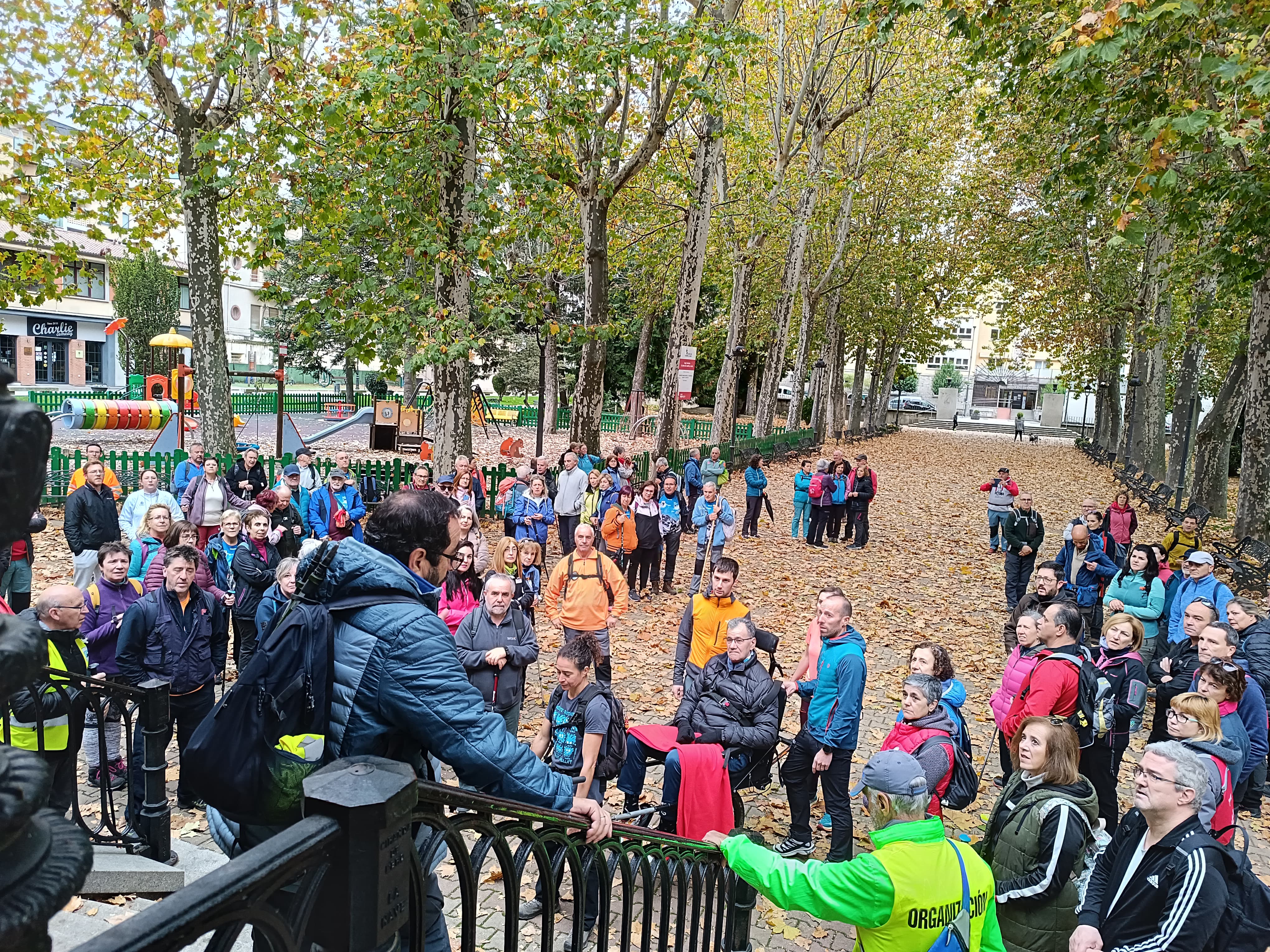 Béjar camina a buen ritmo entre robles y castaños para disfrutar del otoño