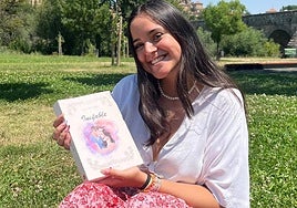Anaís Sánchez con su libro 'Inefable'.