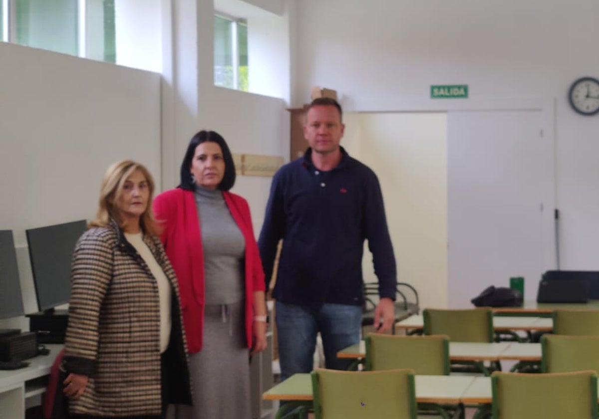 Las concejalas Juani Rubio y Silvia González, junto al director de la escuela, Juan Antonio Turrión.