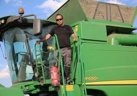 Alberto Pérez, agricultor de Gomecello, en una de sus maquinarias.