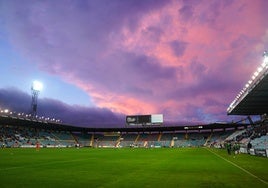 Vista del estadio Helmántico, con todos sus focos encendidos, durante el choque de este domingo.