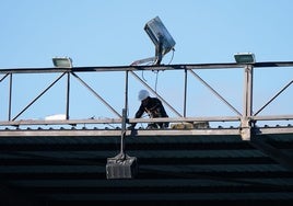 Un operario trabajando en los focos del Helmántico en la jornada de este martes.