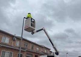 El cambio de luminarias ya ha comenzado en Alba de Tormes.