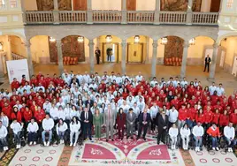 Foto de familia de los Reyes de España con los olímpicos en París.