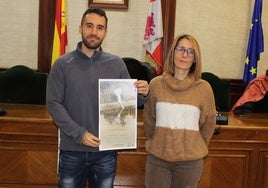 El concejal de Turismo, Kevin Blázquez, y la responsable de museos, Carmen Rubio, esta mañana de miércoles en el Ayuntamiento de Béjar.