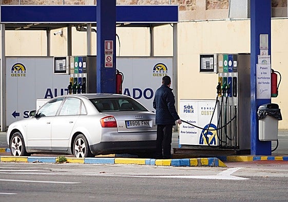 Vehículo repostando en una estación de servicio salmantina.