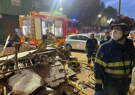 El joven voluntario en mitad de la catástrofe en una calle de Alacuás.