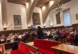 El claustro aplaude a Corchado tras presentar el informe sobre el Comité de Ética.