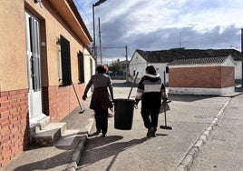 Dos empleadas, en una de las calles de Zorita de la Frontera.