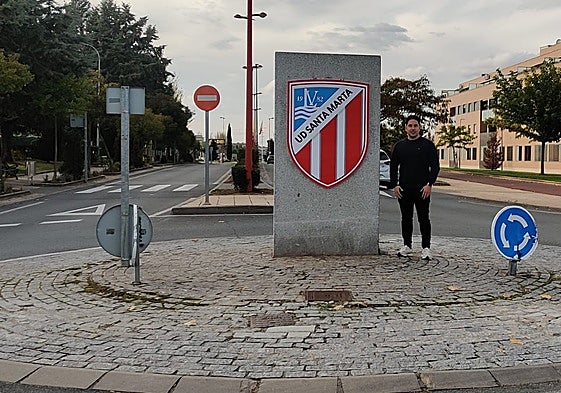 El edil de Deporte, Jorge Valiente, en una de las rotondas.