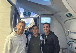 Manuel Escribano, Ismael Martín y El Fandi en el avión que les llevó a Quito.