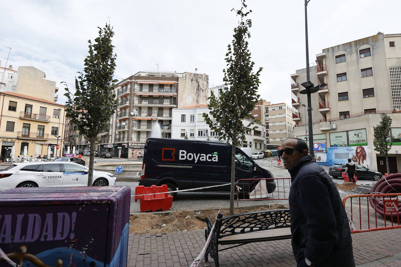 Arranca la plantación de los nuevos árboles de la plaza del Oeste