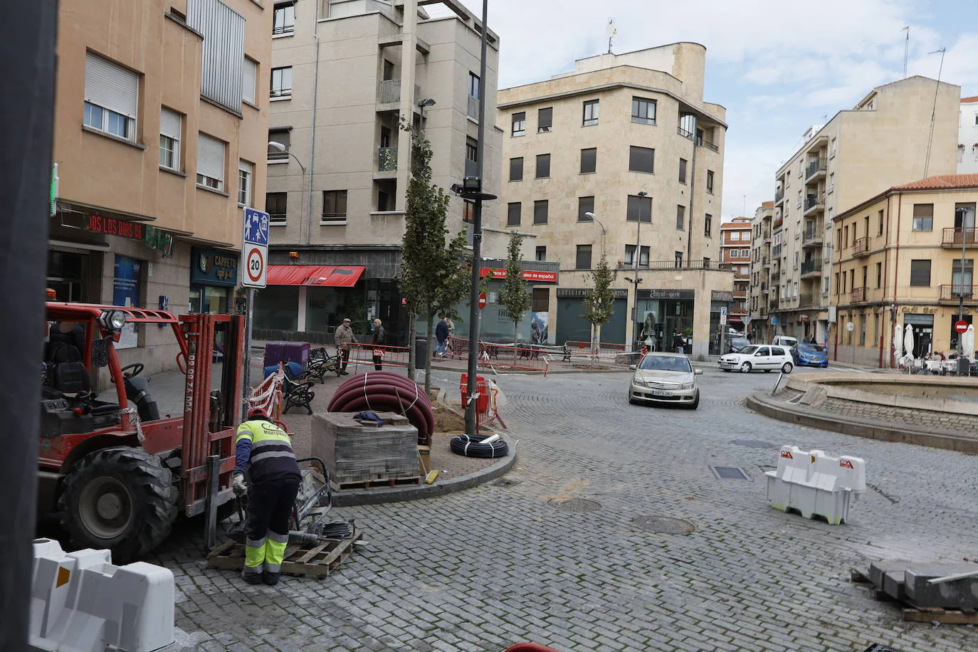 Arranca la plantación de los nuevos árboles de la plaza del Oeste