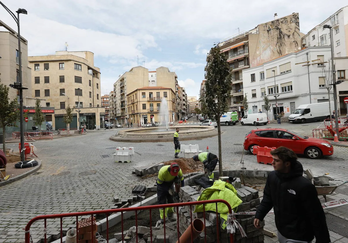 Arranca la plantación de los nuevos árboles de la plaza del Oeste