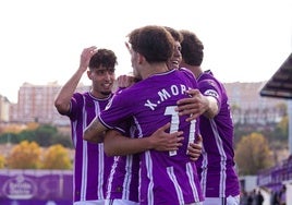 Jugadores del Real Valladolid Promesas tras un gol esta temporada.