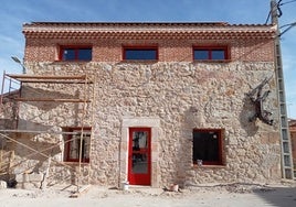 Fachada de la futura tienda municipal de Morille, que se ubicará en la planta baja, y la vivienda.