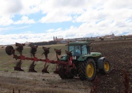 Un agricultor accede a una de las parcelas para realizar las labores.