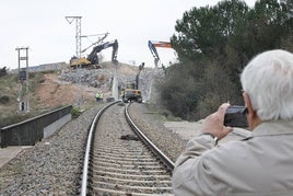 El derribo del puente de Cordel de Merinas, en imágenes