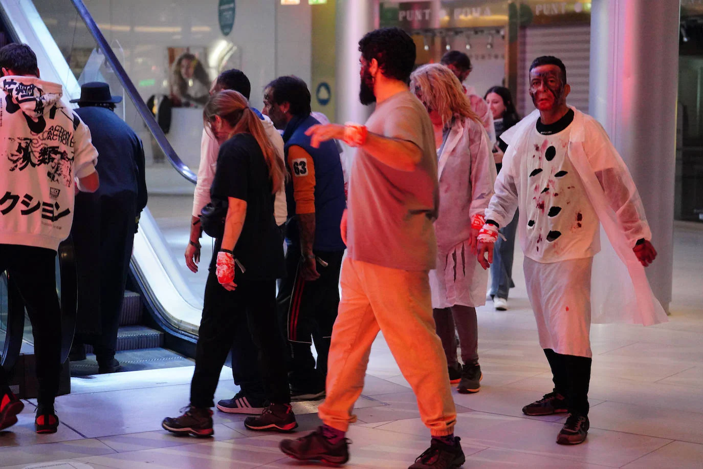 La invasión zombie en el Centro Comercial El Tormes, en imágenes