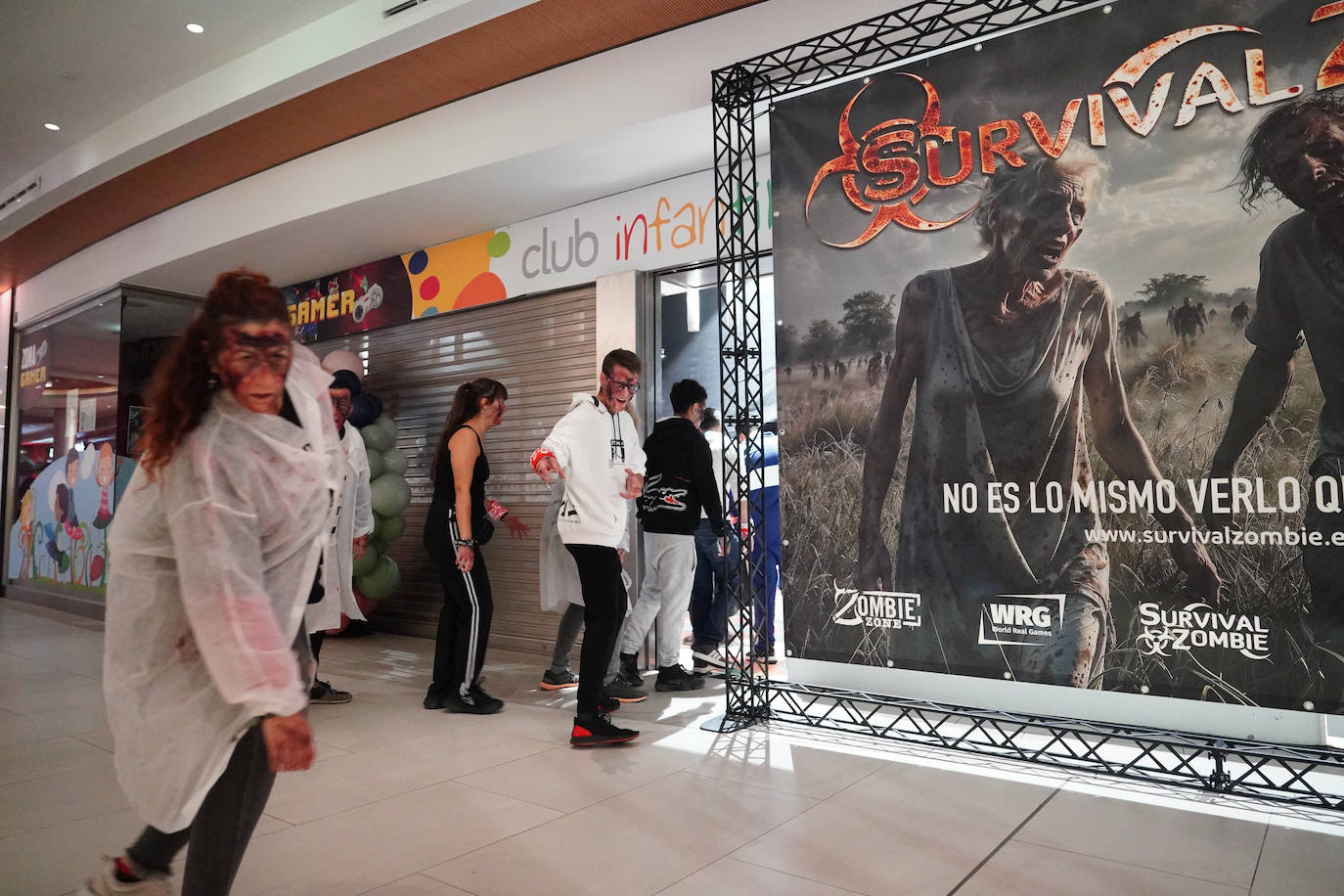 La invasión zombie en el Centro Comercial El Tormes, en imágenes