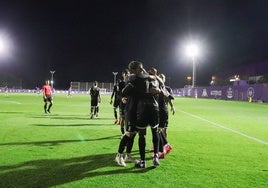 Amaro abraza con fuerza a Emaná tras marcar el gol del triunfo en Zorrilla.