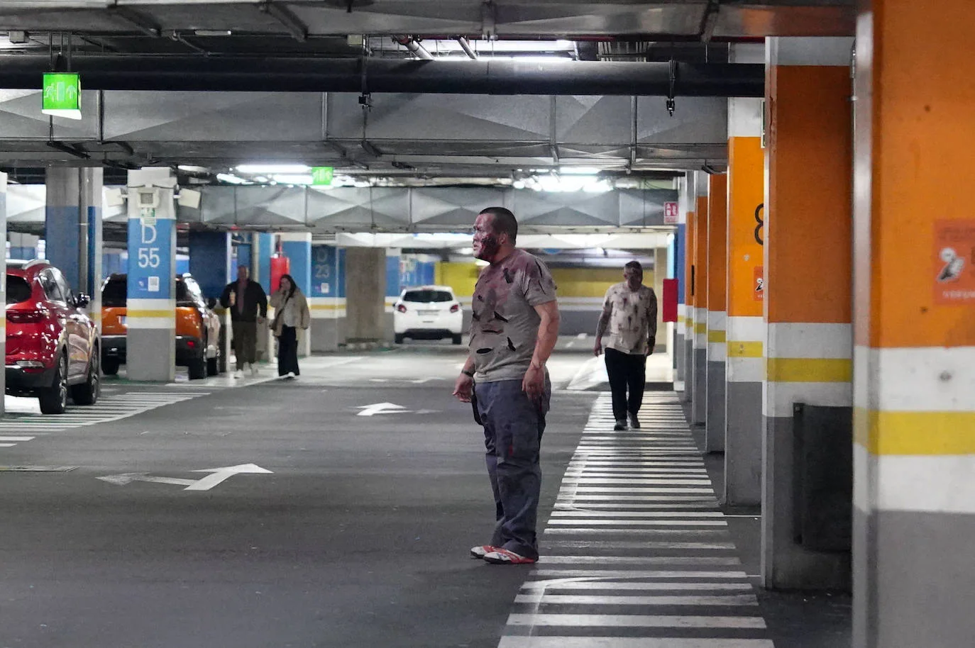 La invasión zombie en el Centro Comercial El Tormes, en imágenes