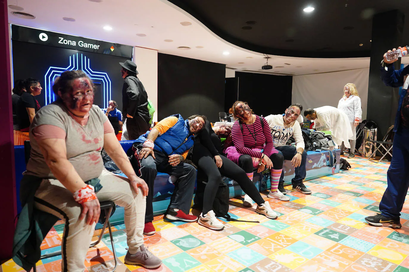 La invasión zombie en el Centro Comercial El Tormes, en imágenes